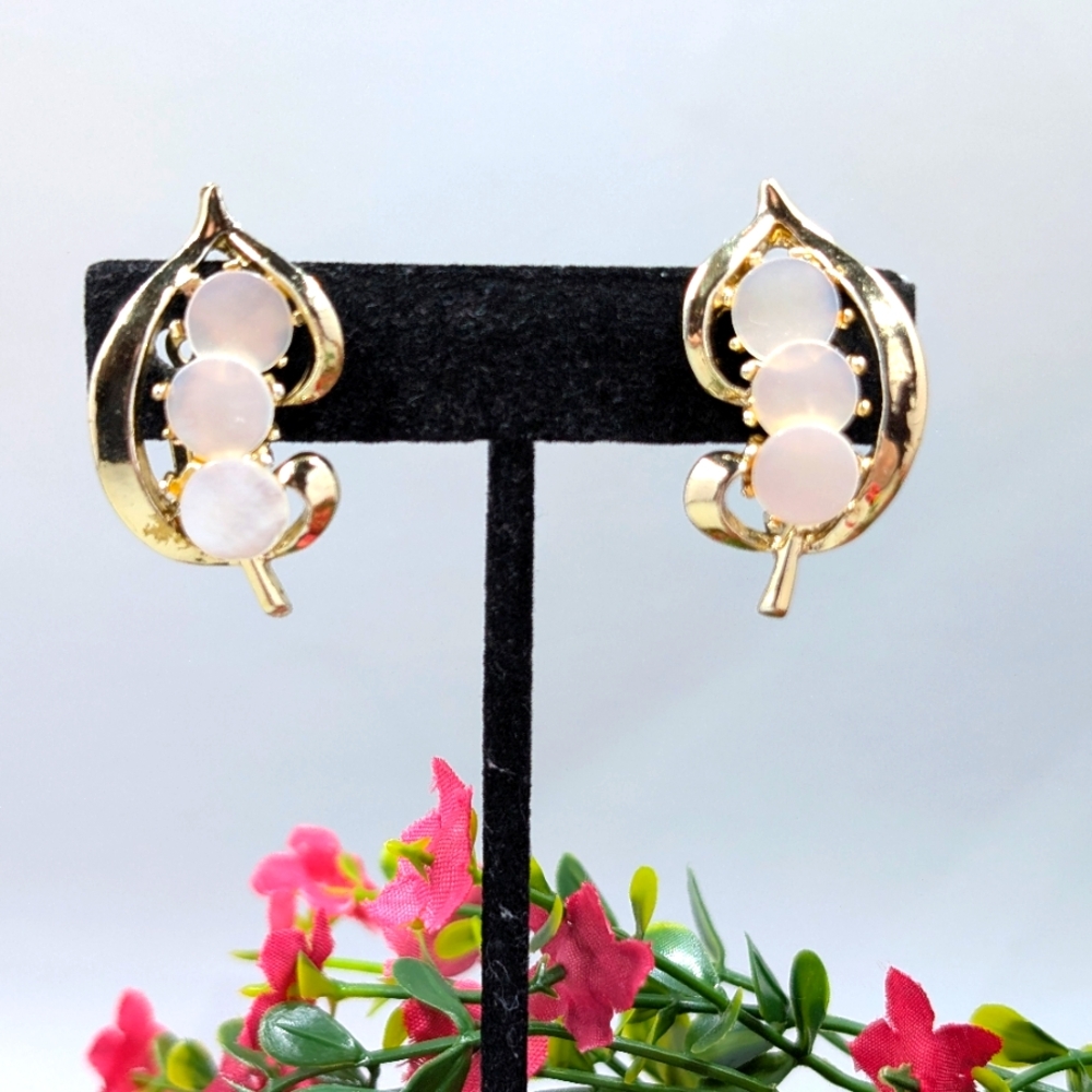 Dafri Signed Vintage Lucite And Gold Plated Clip On Earrings